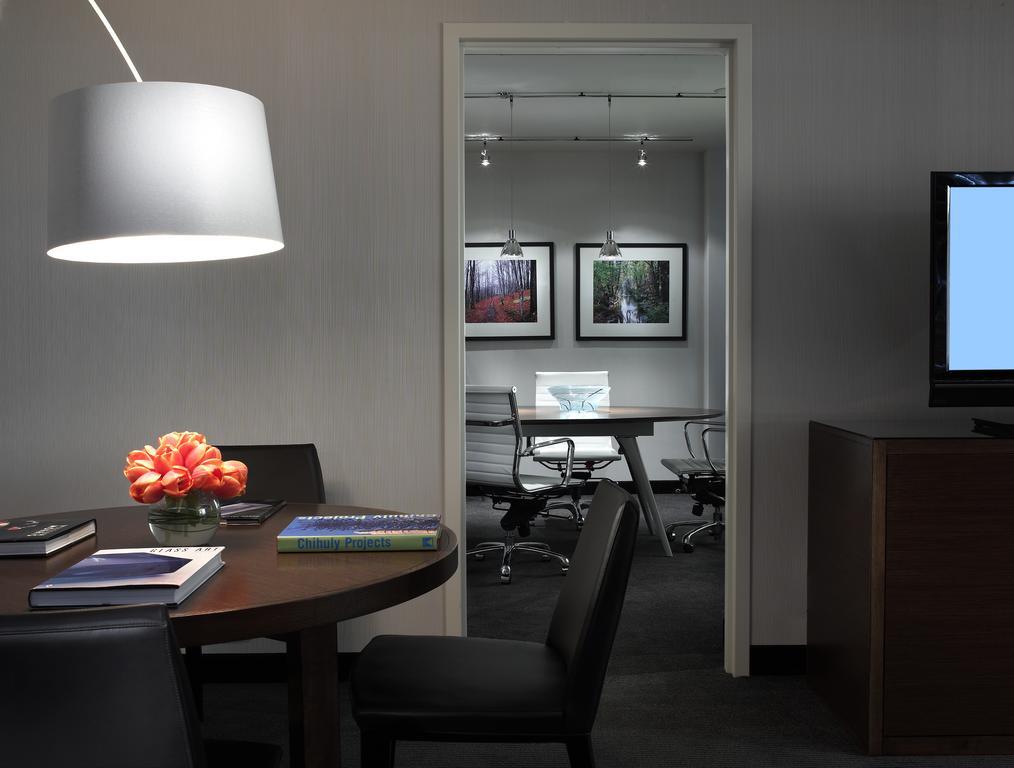 Hotel Murano Tacoma Exteriér fotografie The interior of a typical suite at the Westin