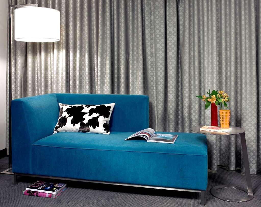 Hotel Murano Tacoma Pokoj fotografie A blue chaise longue