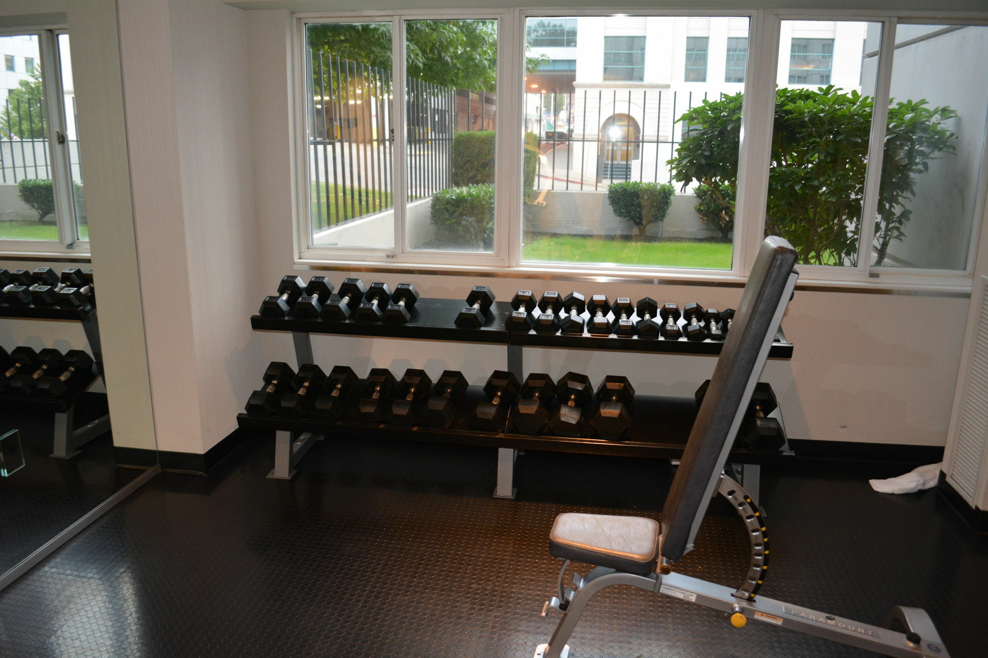 Hotel Murano Tacoma Exteriér fotografie Dumbbells on a rack